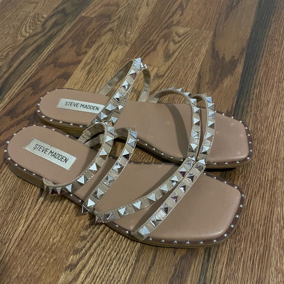 Steve Madden Studded Sandal. Size 7.5. Great Condition! - Picture 2 of 5